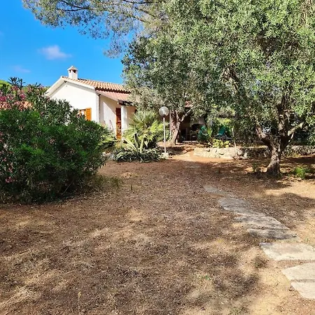 Charming House In + Garden Nyaraló